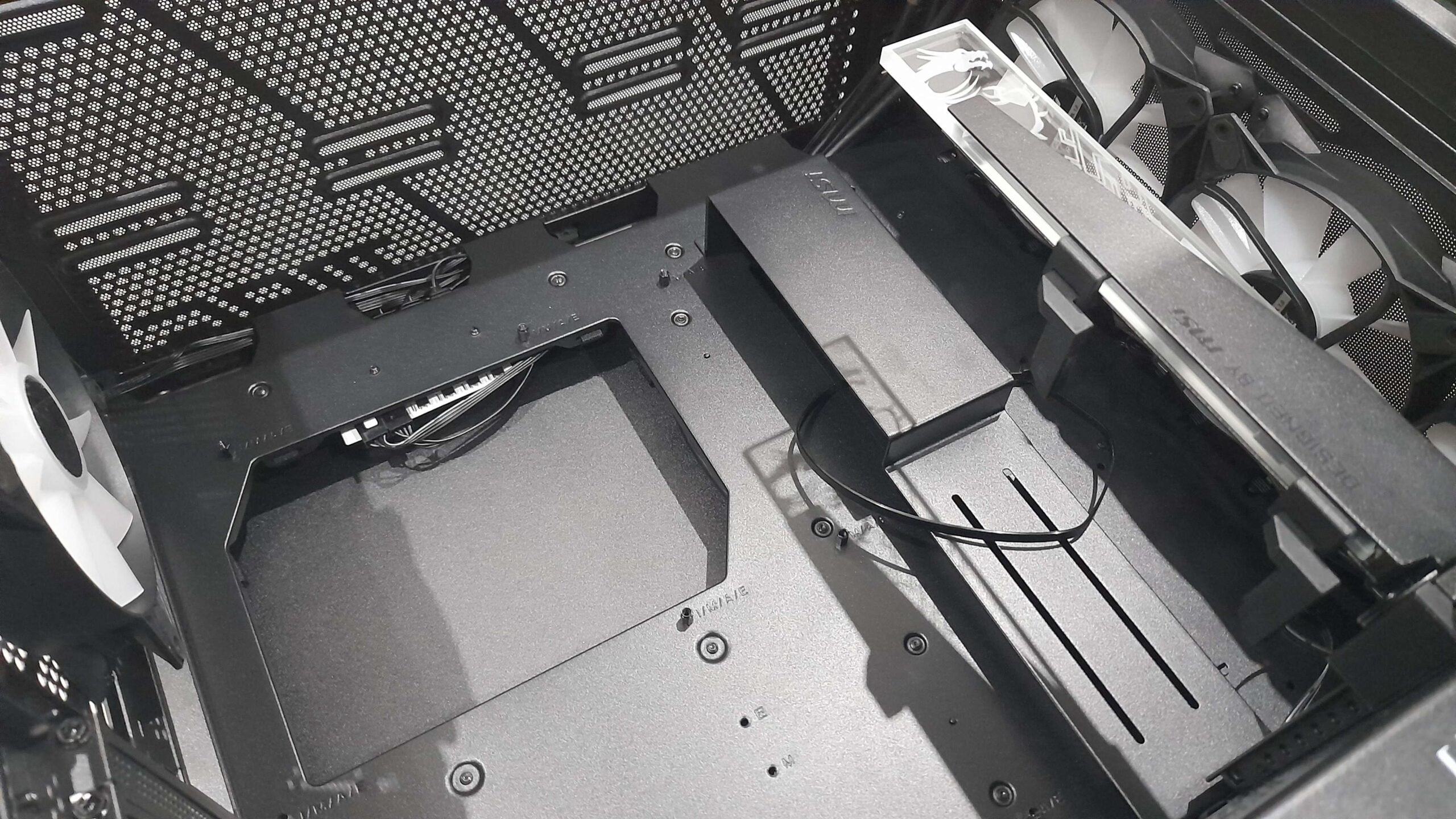 msi gungnir 300R airflow