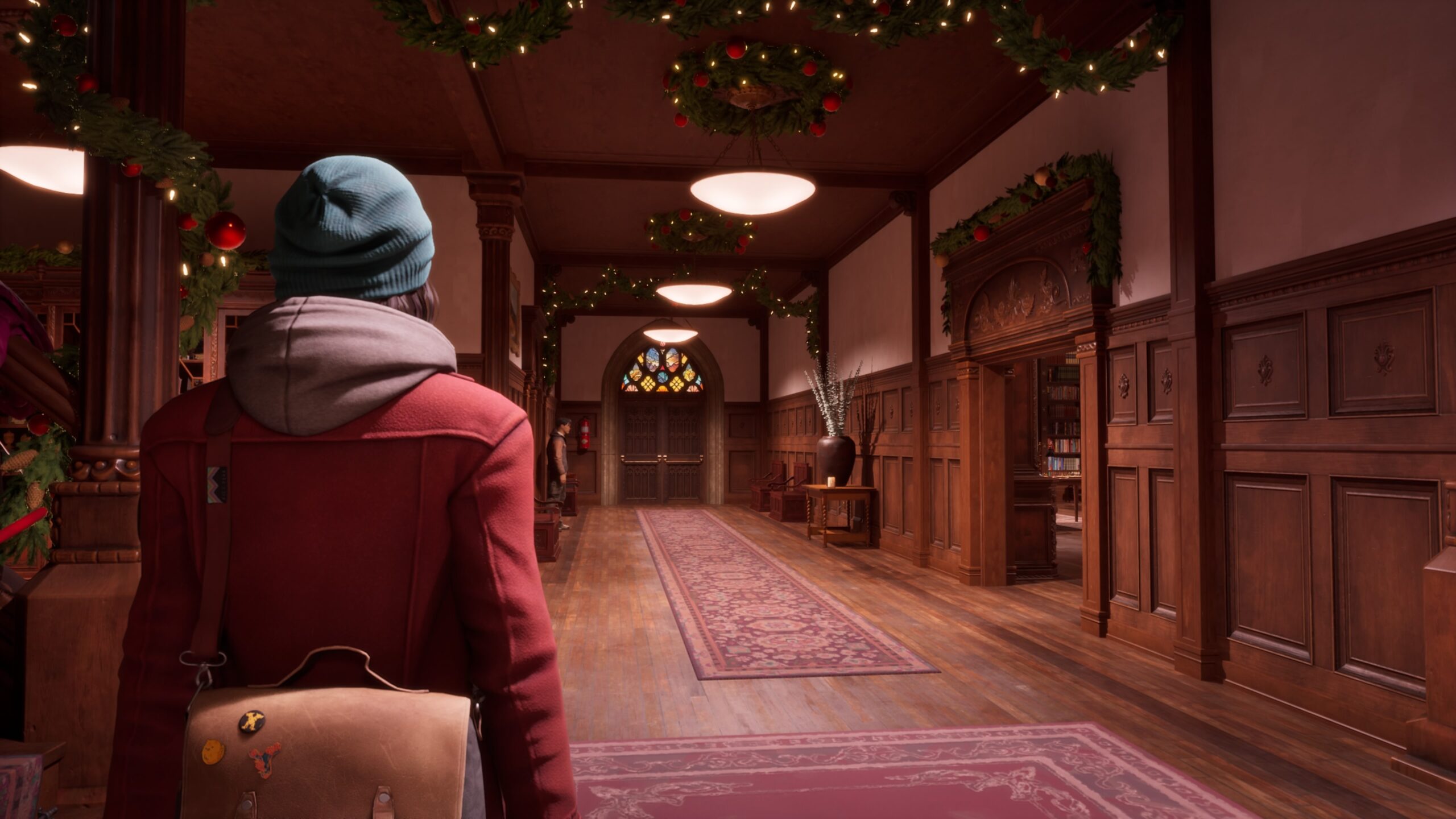 L'intÃ©rieur des bÃ¢timents est dÃ©corÃ© pour NoÃ«l dans Life is Strange 4 Double Exposture.