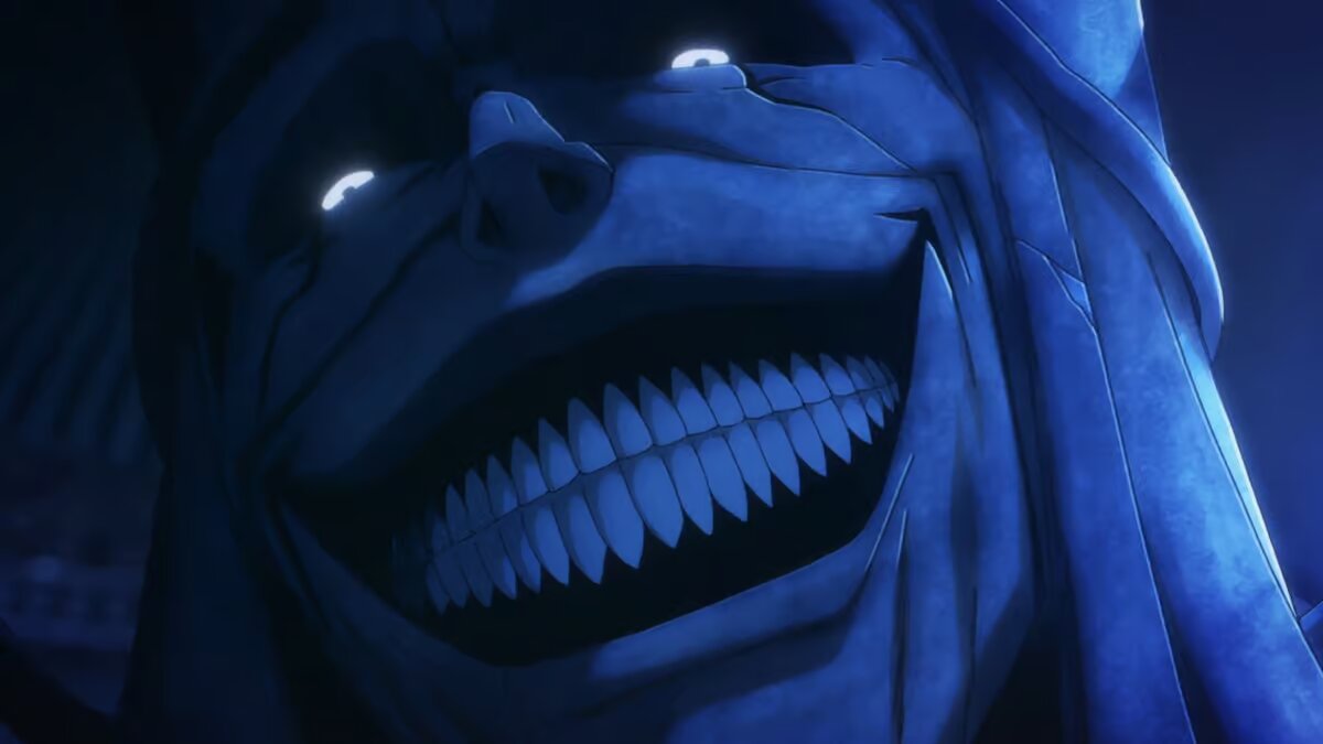 Gros plan sur le visage d'une satue de dieu menaÃ§ante dans la saison 1 de Solo Leveling.