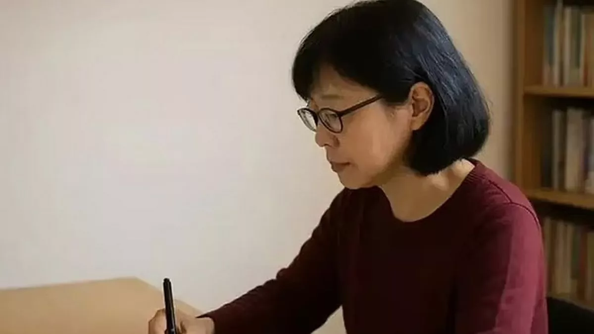 Photo de Ryo Tatsuki en train de dessiner.