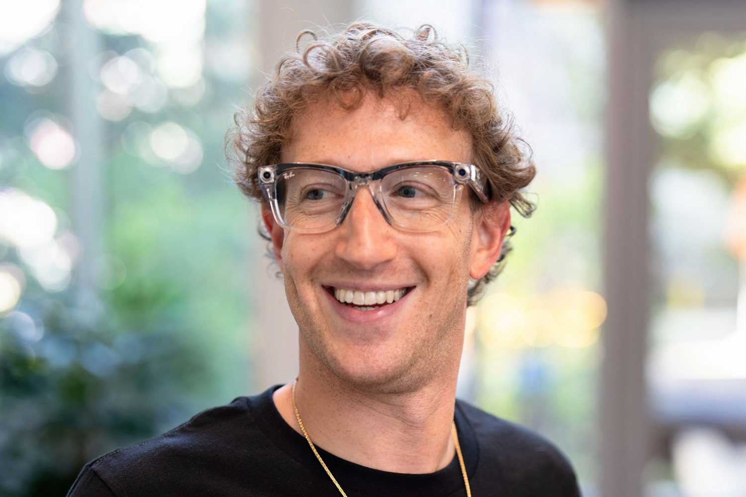 Mark Zuckerberg portant des Ray Ban Display, les premières lunettes connectées de Meta. Mark Zuckerberg portant des Ray Ban Display, les premières lunettes connectées de Meta.