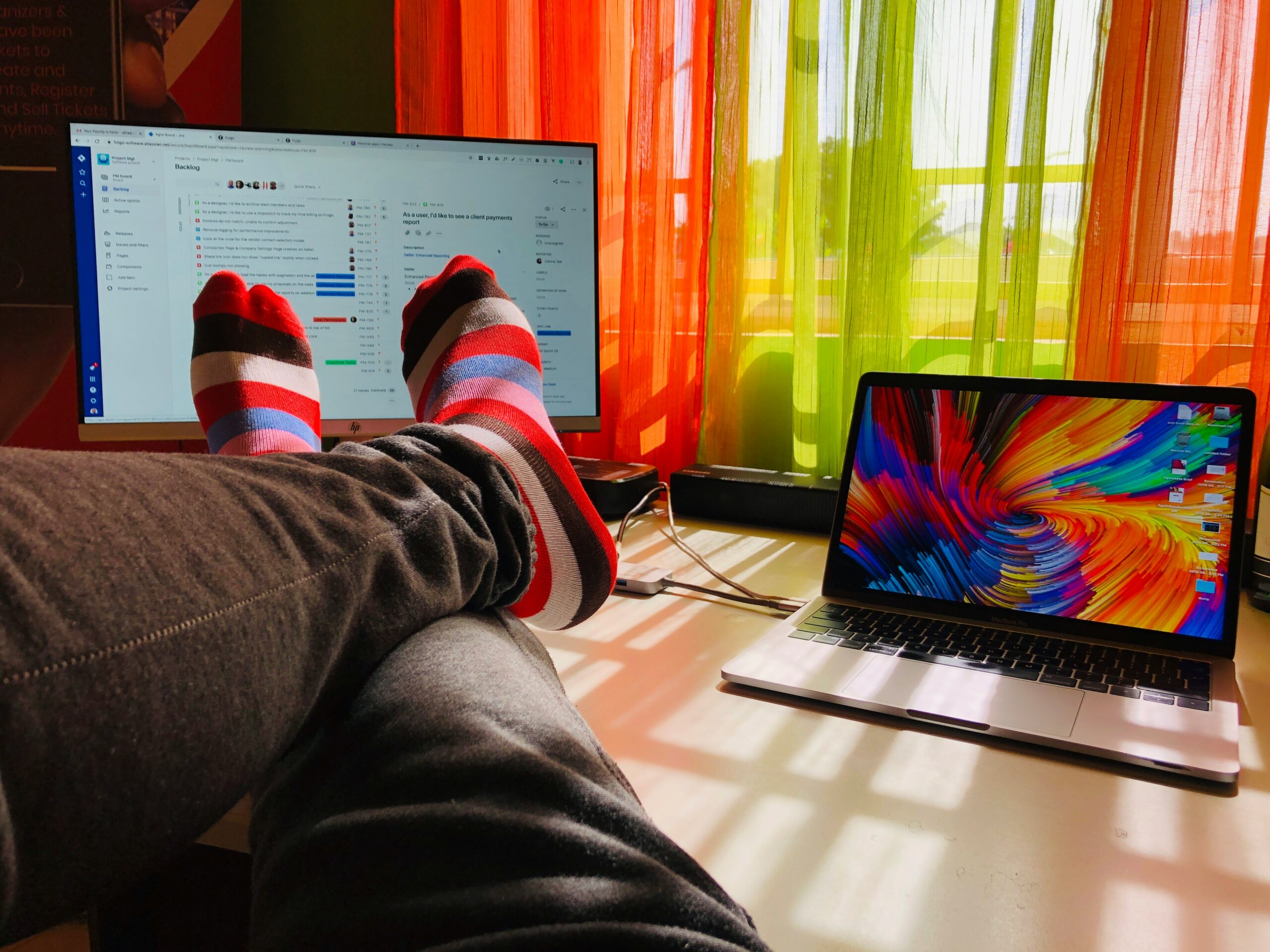 Les pieds sur le bureau. Les pieds sur le bureau.