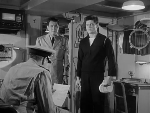 Charles Bronson (acteur Ã  droite) dans le film La marine est dans le lac.