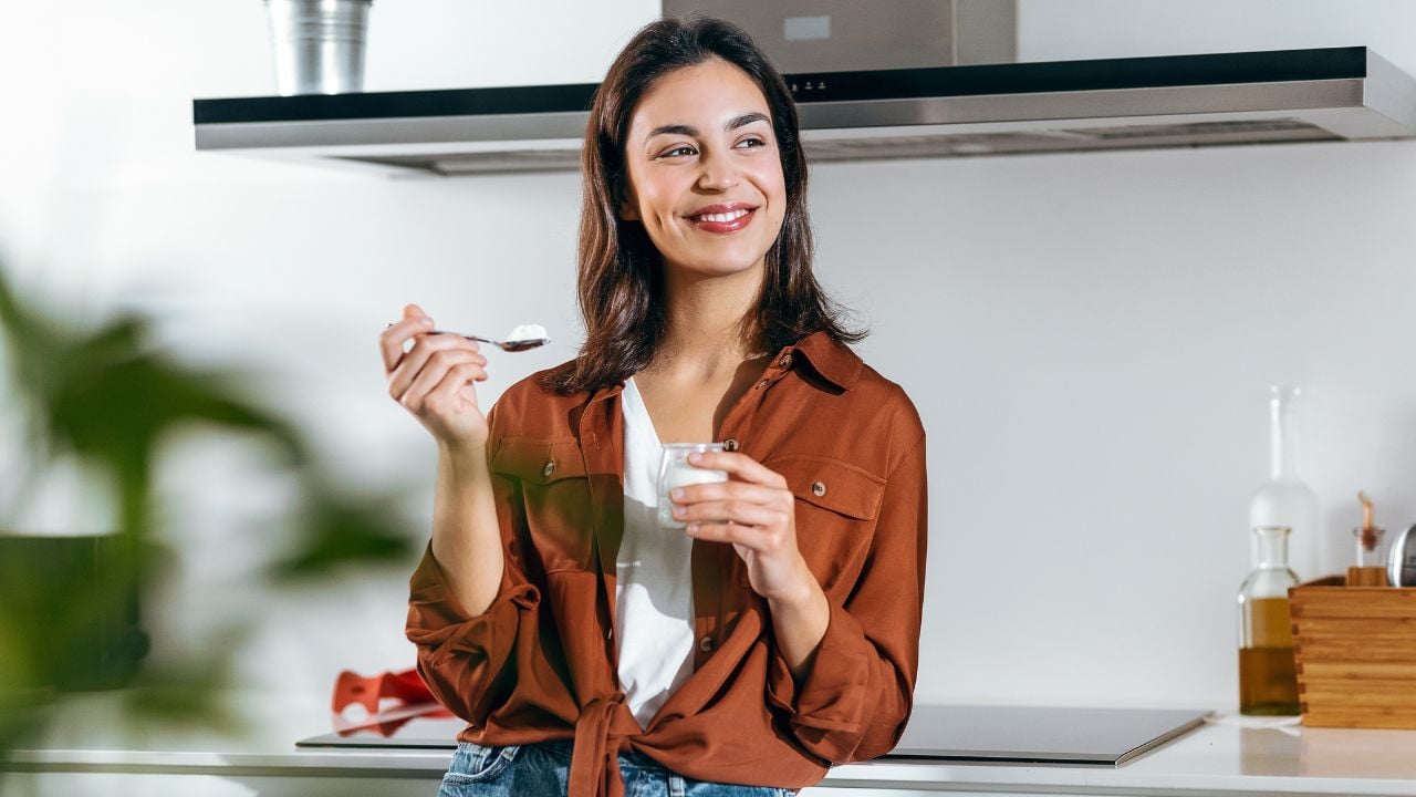 Femme qui mange un yaourt.