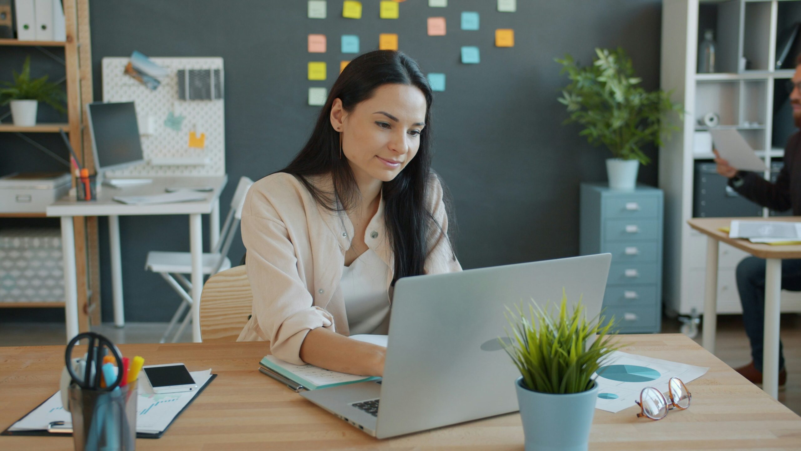 Jeune femme Gen Z au bureau. Jeune femme Gen Z au bureau.