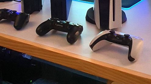 L'image du jour : Toutes les PlayStation de leur vie, chez eux réunies