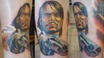 Il se fait le tatouage de John Marston !