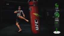 UFC Personal Trainer bande ses muscles en vidéo