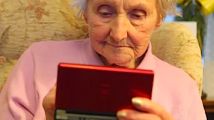 A 100 ans, elle adore la DS : la vidéo de mamie Kit