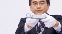 L'unboxing de la Wii U par Satoru Iwata... avec des gants !