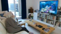 Une femme de 85 ans joue aux jeux vidéo pour se "maintenir en forme"