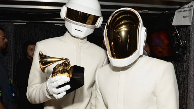 Les Daft Punk en tenues blanches raflent 5 Grammy Awards