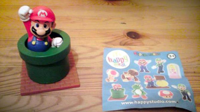 L'image du jour : une chasse d'eau Mario avec un jouet McDo