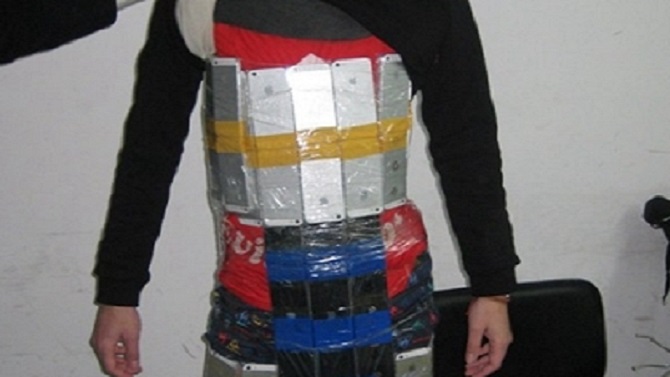 La police chinoise l'arrête avec 94 iPhones scotchés sur le corps