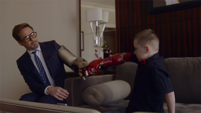 Robert Downey Jr. (Iron Man) livre une prothèse bionique à un enfant, une vidéo émouvante