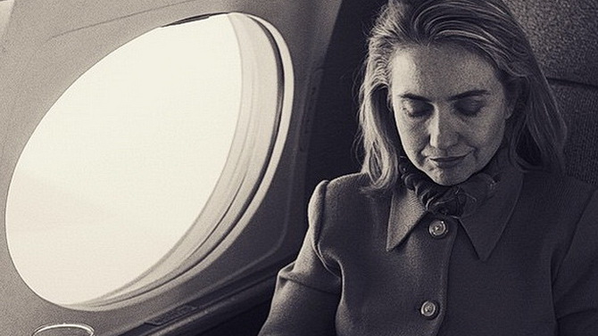 Hillary Clinton joue à la Game Boy, mais à quel jeu ?