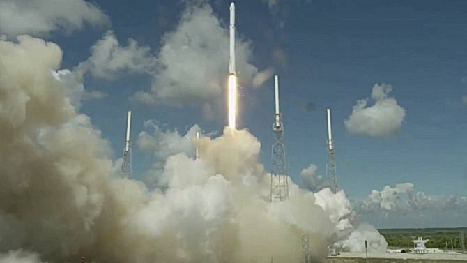 La fusée SpaceX explose avec des HoloLens à son bord