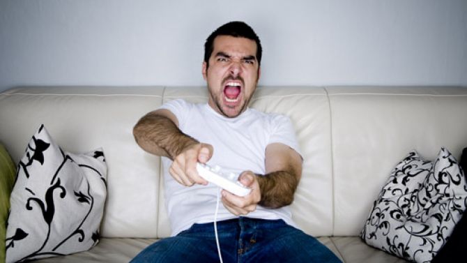 Il drogue sa petite amie pour continuer à jouer