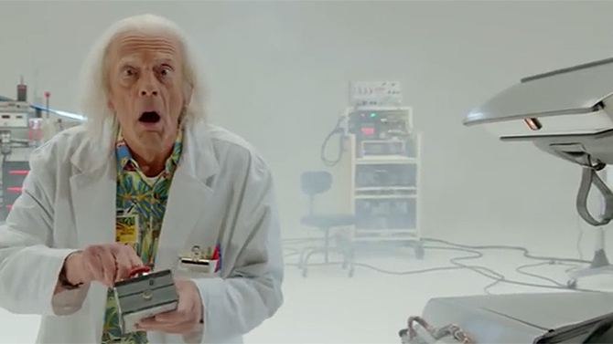 Retour vers le Futur : Christopher Lloyd de retour dans la peau du Doc, la vidéo
