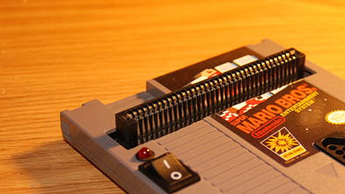 Une cartouche Super Mario Bros. transformée en console