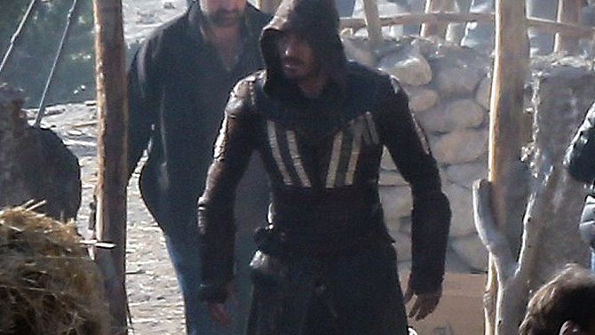 Assassin's Creed : Les premières images du tournage dévoilent Fassbender en Assassin