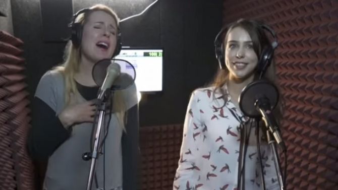 Stefanie Joosten et Donna Burke (MGS 5) chantent pour une oeuvre de charité
