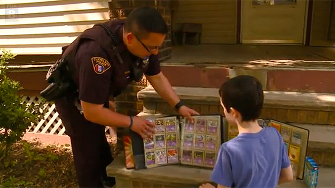 Pokémon : Un enfant se fait voler ses cartes, un policier lui donne sa collection