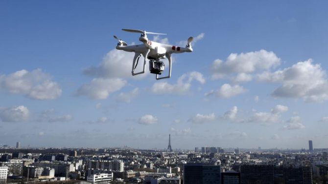 Paris : Des courses de drones sur les Champs-Elysées