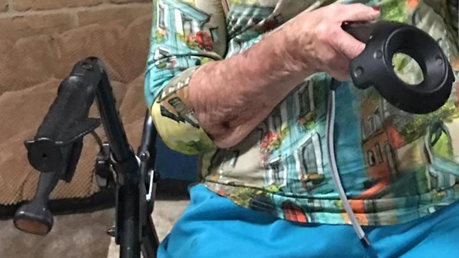 L'image du jour : Une femme de 96 ans teste la Réalité virtuelle pour la 1ère fois