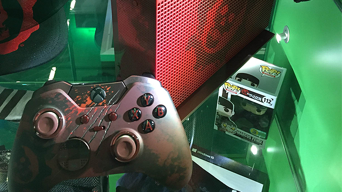 Gears of War 4 : Des photos de la Xbox One S et de la manette Elite collector