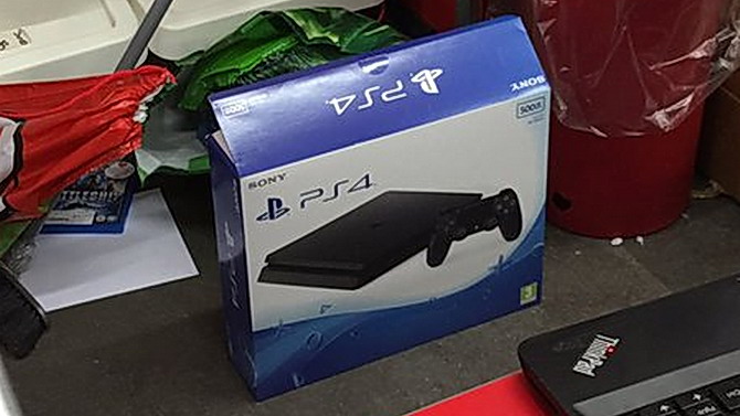 PS4 Slim : La console déjà en vente dans une boutique anglaise, les photos