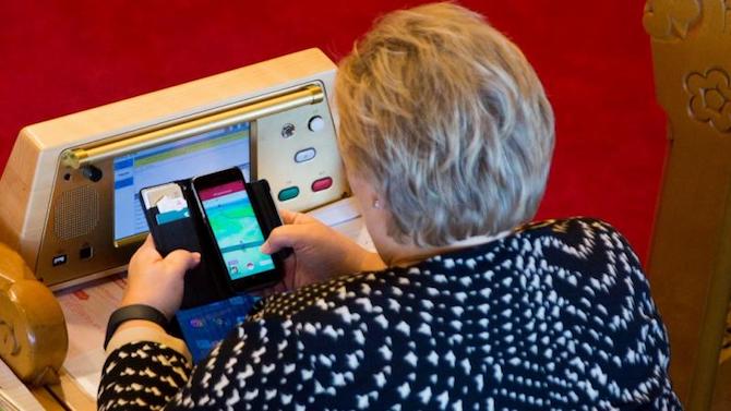 Pokémon GO : La Première Ministre Norvégienne surprise en pleine partie au Parlement !