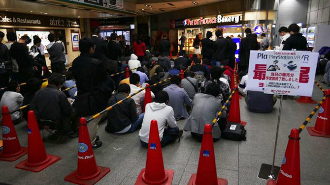 Le PlayStation VR déplace les foules pour son lancement au Japon, les photos