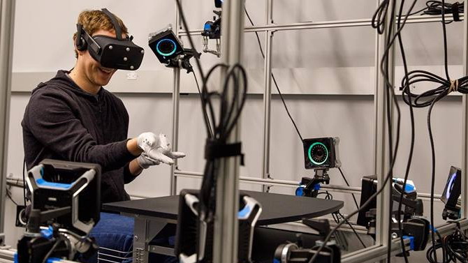Mark Zuckerberg essaye un prototype de gants pour les réalités virtuelle et augmentée