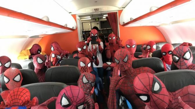 Japon : Un avion rempli de cosplayers en Spider-man