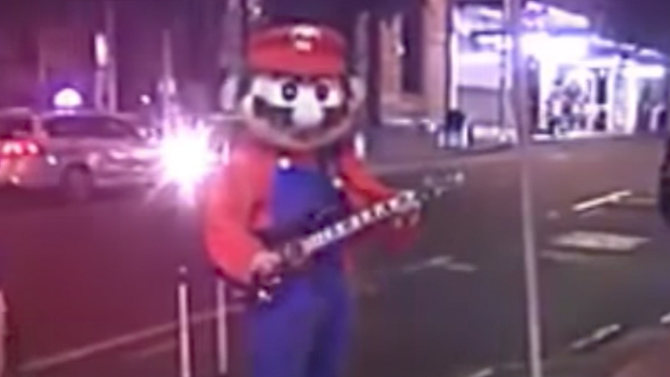 L'image du jour : Mario fait de la guitare en pleine rue, et il joue sacrément bien