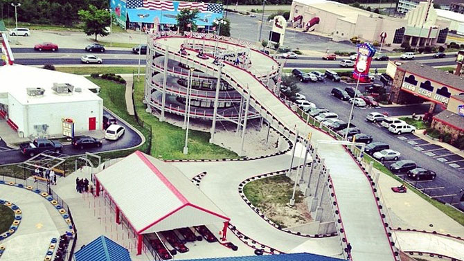 Un vrai circuit de karting Mario Kart en construction