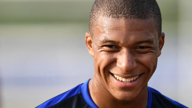 L'image du jour : Kylian Mbappé dans FIFA 18 vs PES 2018