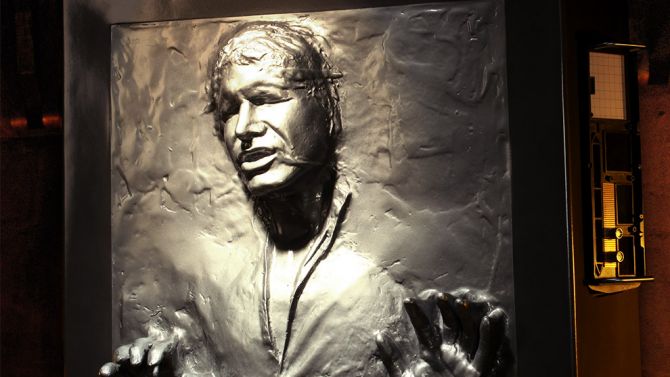 Star Wars Battlefront 2 : Un Han Solo dans la Carbonite TAILLE REELLE mis en jeu