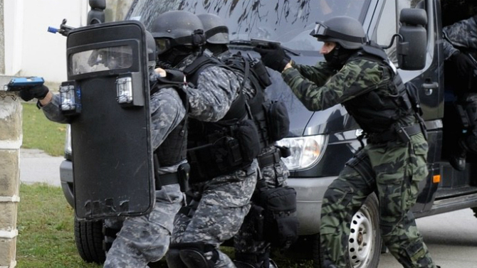 Un swatteur inculpé pour meurtre après le décès de sa victime, abattue par la police