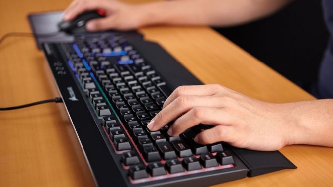 Corsair : Jouer sur PS4 avec un clavier et une souris, c'est en fait assez simple
