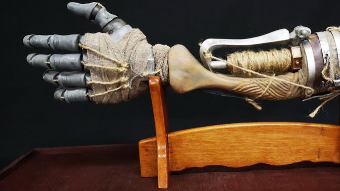 Sekiro : Un fan crée une réplique de la prothèse de bras du héros, splendide !
