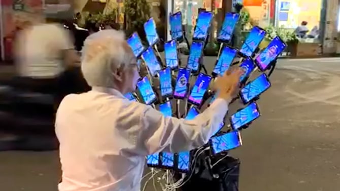 L'image du jour : L'homme qui joue avec 30 smartphones