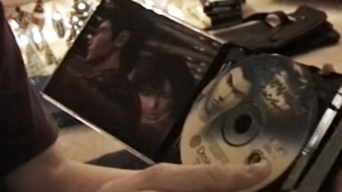 Il unboxe, découvre et termine Shenmue pendant Noël 2000, la vidéo voyage dans le temps