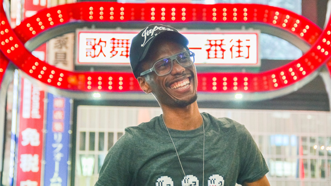 Un Français venu à Tokyo pour visiter les décors de Yakuza se retrouve à la télévision japonaise