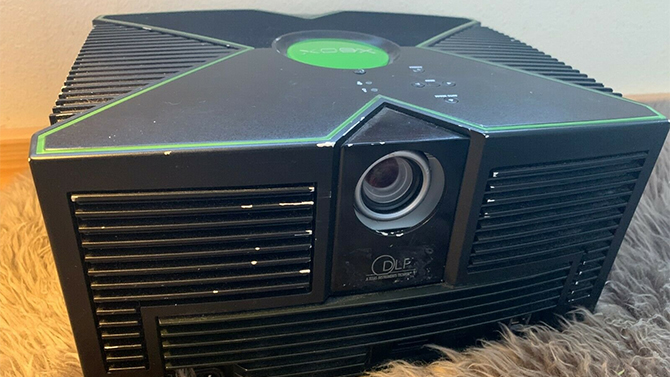 Xbox : Un curieux prototype inconnu avec projecteur incorporé apparaît en ligne, les images