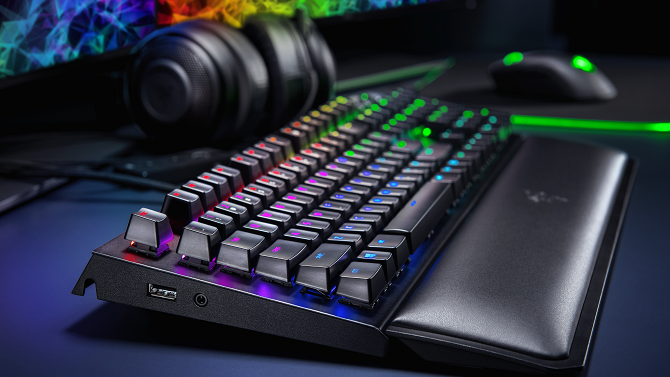 RAZER : Clavier BlackWidow Elite, casque Kraken Tournament Edition et souris Deathvadder V2