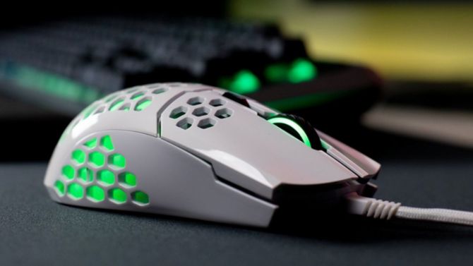 TEST de la souris Cooler Master MM711 : Un poids plume confortable et précis