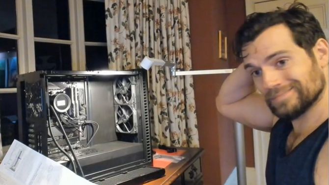 Henry Cavill monte un PC et fait monter la température sur Instagram