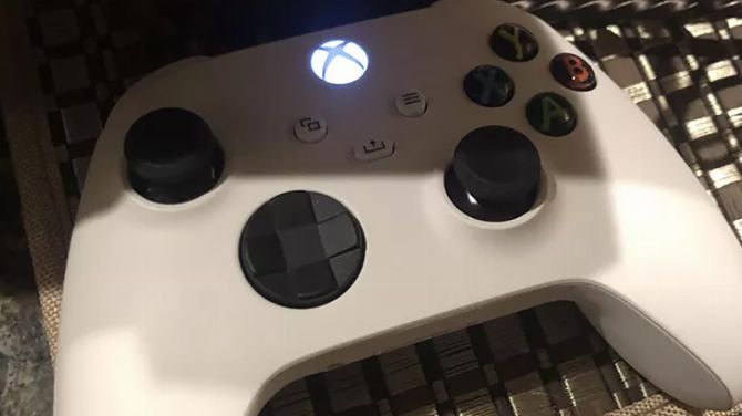 Xbox Series X : Une photo d'une version blanche de la manette fuite, est-elle liée à la Lockhart ?